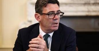 Premier League, Burnham chiede il ritorno degli alcolici sugli spalti