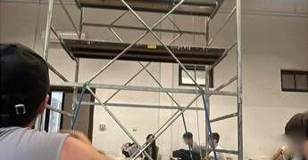 Primo giorno di scuola, a Roma studenti in classe con l’impalcatura
