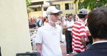 Primo giorno di scuola per i 4 ragazzi del Virgilio di Milano rimasti feriti a Crans Montana: l’applauso e l’abbraccio dei compagni