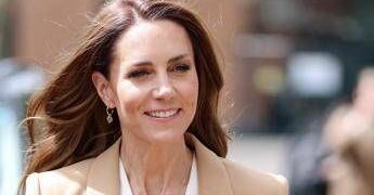 Principessa Kate Middleton a sorpresa nell’ospedale dove curò cancro, ringrazia medici e incontra pazienti
