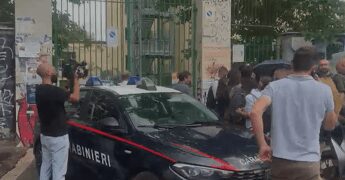 Prof accoltellata a Roma, la testimonianza di uno studente: “Il 13enne indossava casco, ha colpito con coltello e con due pugni”