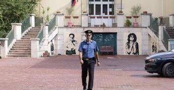 Prof accoltellata, verifiche sul cellulare del 13enne e della madre. Ascoltati docenti e compagni di scuola