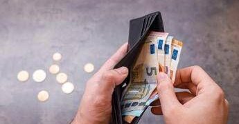 Quanto si indebitano gli italiani per vivere? L’analisi tra prestiti, mutui e stipendi fermi