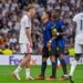 Real Madrid-Inter, Huijsen litiga con Lautaro Martinez e Barella