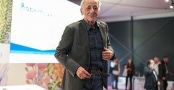Roberto Vecchioni, concerto annullato a Salerno per “motivi di salute”