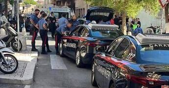 Roma, donna accoltellata. Malore per l’aggressore, avrebbe tentato un gesto estremo