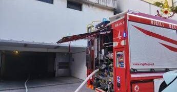 Roma, incendio in un box di via Vitellia: auto elettrica coinvolta, 6 intossicati