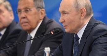 Russia, Putin: “Nessun attacco all’Ue”. Lavrov ribalta la minaccia: “Guerra breve se Europa ci colpisce”