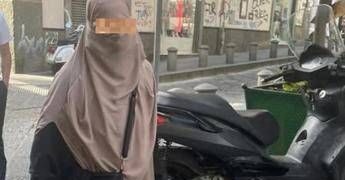 Sangiuliano pubblica foto di donna con niqab a Napoli: “Ecco pericolo islamizzazione”