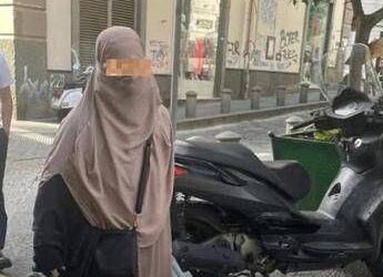 Sangiuliano pubblica foto di donna con niqab a Napoli: “Ecco pericolo islamizzazione”