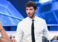 Sanremo 2027, De Martino cambia le regole: voto online ed Eurovision, 24 Big in gara e paletti su Ia