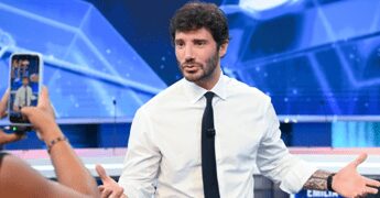 Sanremo 2027, De Martino cambia le regole: voto online ed Eurovision, 24 Big in gara e paletti su Ia