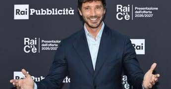 Sanremo, il nuovo regolamento dell’era De Martino: arriva la ‘Serata Performance’, 24 big in gara e paletti per l’IA