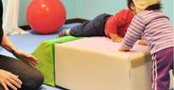 Schiaffi, minacce e umiliazioni a bimbi: sospesa educatrice asilo nido