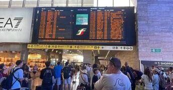 Sciopero dei treni, stop di 24 ore da questa sera: disagi, cancellazioni e fasce garantite