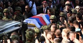 Serbia, migliaia a Belgrado per i funerali di Mladic. Ue: “Era un criminale”