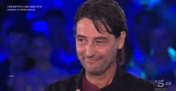 Simone Annicchiarico squalificato dal Gf Vip, le scuse in diretta: “Mi sono sentito tradito da me stesso”