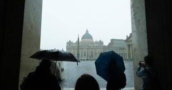 Sole e caldo fino a mercoledì, poi arriva la pioggia: le previsioni meteo