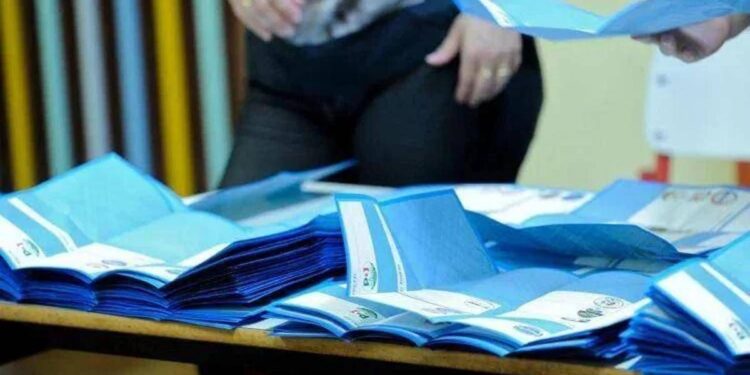 Sondaggio Emg, centrodestra al 44% e centrosinistra al 43,1%. In calo Vannacci