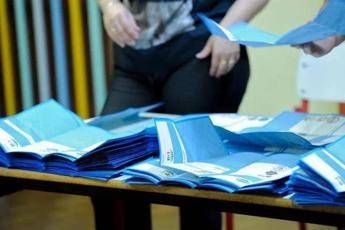 Sondaggio politico, Fratelli d’Italia primo partito e pareggio tra le coalizioni