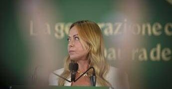 Sondaggio politico, calano Fratelli d’Italia e Futuro nazionale: le intenzioni di voto