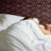 Sonno difficile e stanchezza appena svegli, è colpa dell’orologio biologico: ecco 5 regole per resettarlo
