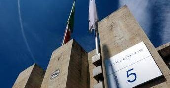 Stellantis, cassa integrazione a Mirafiori dal 19 al 30 ottobre su linea 500 elettrica e ibrida