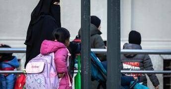 Stop a burqa e niqab a scuola, tetto del 30% agli stranieri in classe: il governo stringe sul dl, oggi in Cdm