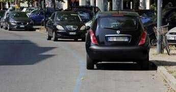 Strisce blu e nuovo Codice della strada, cosa cambia nel 2026: le nuove regole