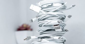 Tech e disordine, 4 Italiani su 10 conservano cavi e caricabatterie vecchi