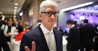 Tim Cook ‘saluta’ Apple dopo 15 anni, John Ternus è il nuovo amministratore delegato