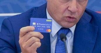 Torna la ‘Carta dedicata a te’, 1000 euro per 1,1 milioni di famiglie per la spesa alimentare