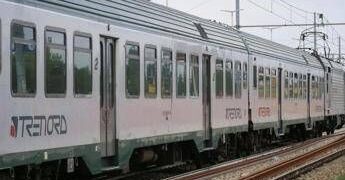 Treni cancellati e ritardi fino a 30 minuti, caos sui binari tra Como e Milano
