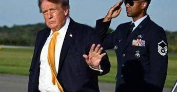 Trump cambia look, addio ciuffo biondo: i capelli castani scatenano il web