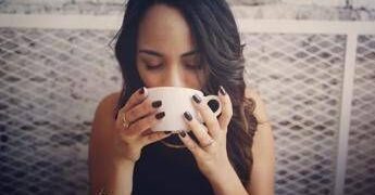 Tumori, con caffè o tè bollente rischio cancro esofago più alto: “Meglio tiepido”