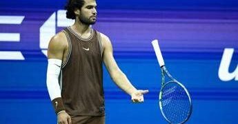 US Open, Alcaraz perde un set e si sfoga: “Il servizio è una m***a”