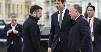 Ucraina-Russia, Zelensky al tavolo con gli inviati di Trump: “Guerra continuerà”
