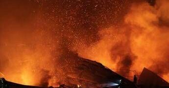 Ucraina ancora sotto attacco russo: raid su stazioni di servizio a Kiev, colpito mercantile a Odessa