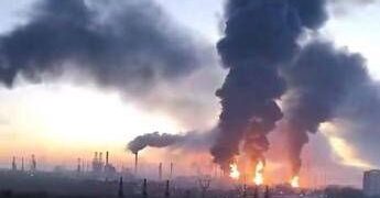 Ucraina, maxi attacco contro la Russia: colpita raffineria. Sindaco Mosca: “Vogliono sabotare elezioni”