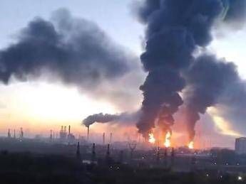 Ucraina, maxi attacco contro la Russia: colpita raffineria. Sindaco Mosca: “Vogliono sabotare elezioni”