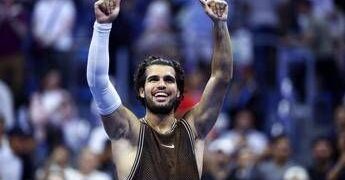 Us Open, Carlos Alcaraz soffre ma rimonta e batte Jaime Faria: è terzo turno