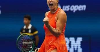 Us Open, Sabalenka batte Noskova in tre set e vola in semifinale