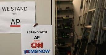 Usa, giudice ordina a Trump lo stop al bando dei media: “Riammetta alla Casa Bianca Cnn, MsNow e Politico”