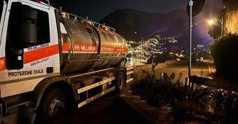 Vasto incendio a Positano provoca frana su strada ‘Amalfitana’, al lavoro vigili del fuoco