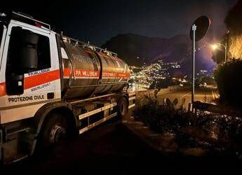 Vasto incendio a Positano provoca frana su strada ‘Amalfitana’, al lavoro vigili del fuoco