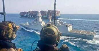 Yemen, nave Marina militare accompagna mercantile italiano nello stretto di Bab El-Mandeb