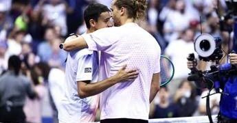 Zverev cade, Sonego lo aiuta a rialzarsi: fair play agli US Open
