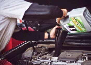 Come scegliere l’olio motore: sigle, gradazione e criteri da considerare