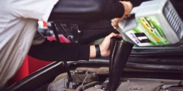 Come scegliere l’olio motore: sigle, gradazione e criteri da considerare