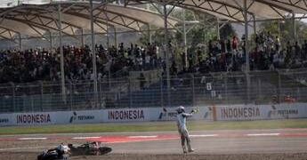 Aprilia, scintille tra Bezzecchi e Fernandez: dalle polemiche al duello in pista poi Bez si prende la vittoria
